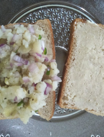 Mashed potato filling on bread